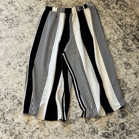 Forever 21 Pants - Forever 21 Women’s Wide Legged Cropped Pants SZ M Black/White Stripe